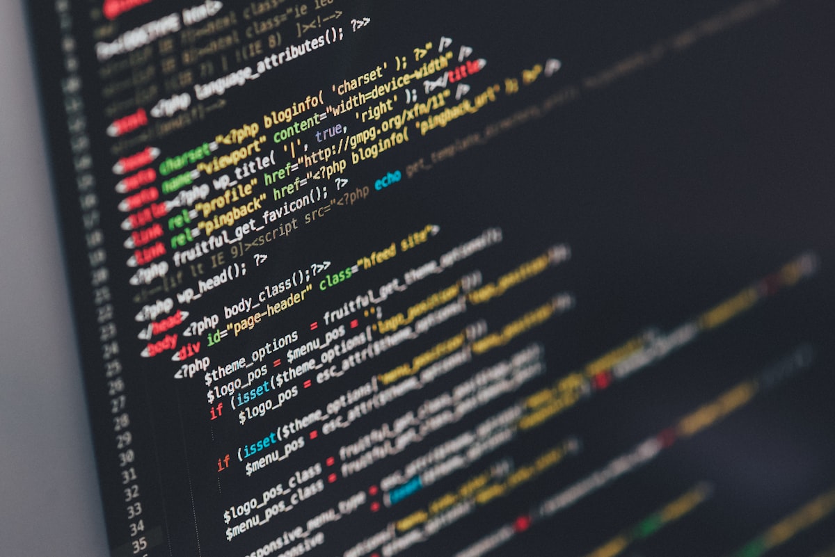 Lignes de code PHP et HTML affichées sur un écran sombre en gros plan